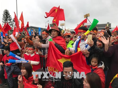 球迷赴内排机场迎接越南足球队载誉回国。（图片来源：越通社）