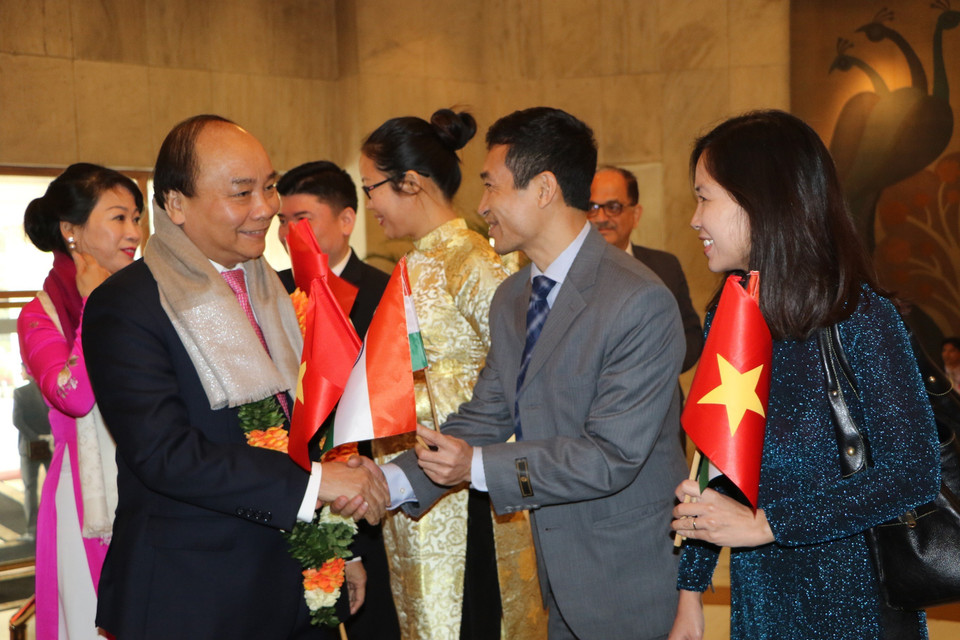 越南驻印度大使馆全体工作人员欢迎阮春福一行。（图片来源：越通社）