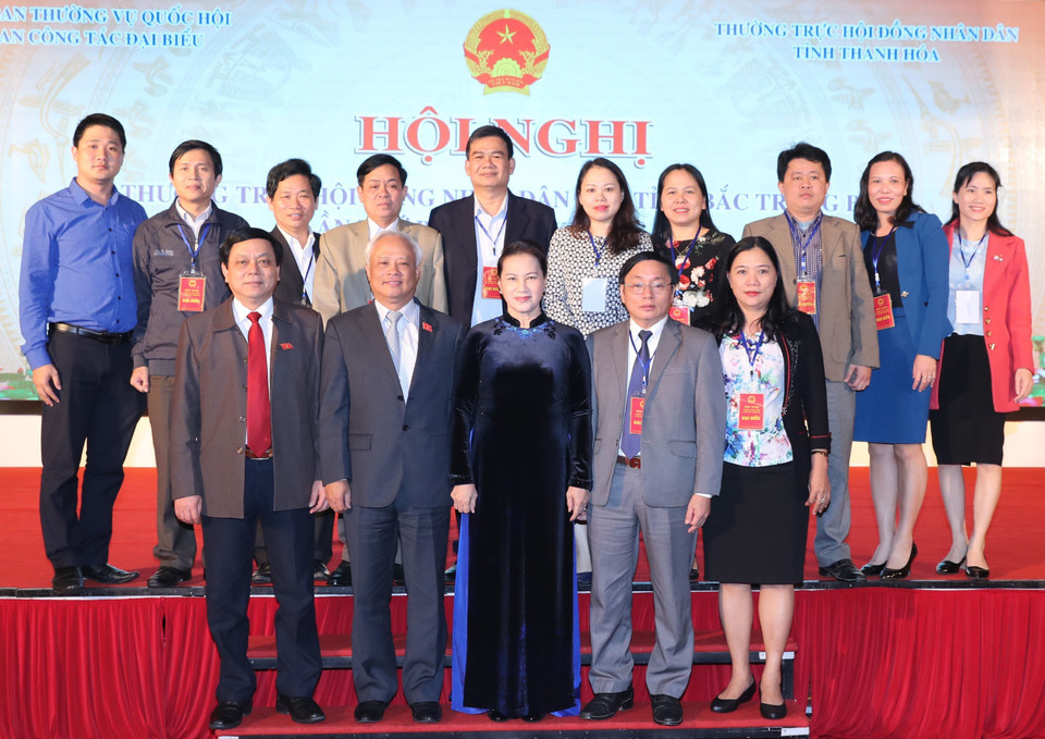 越南国会主席阮氏金银与北中部地区各省市国会代表合影。（图片来源：越通社）