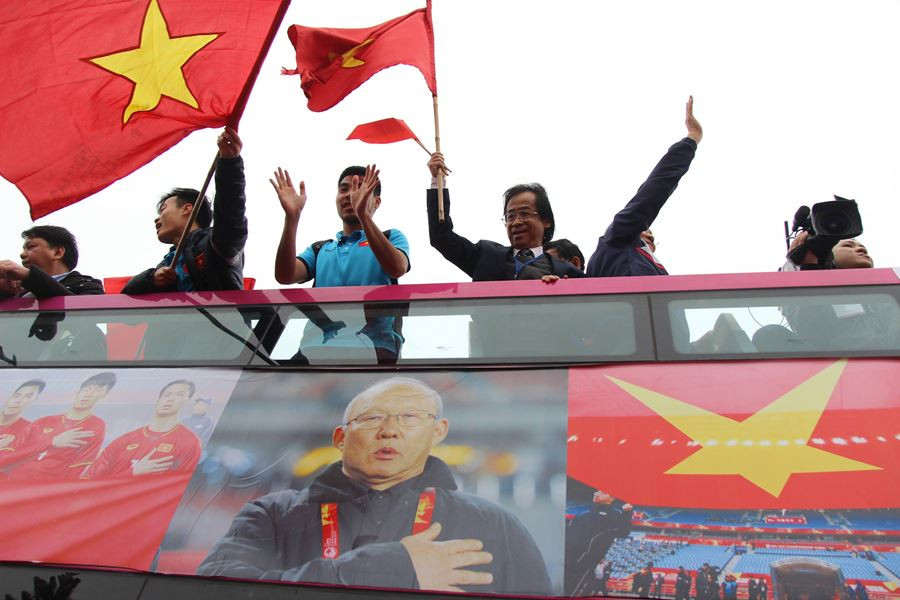 球迷赴内排机场迎接越南足球队回国。（图片来源：http://vietnamnet.vn）