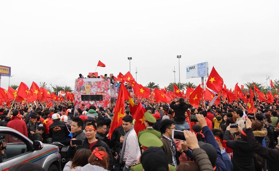 球迷赴内排机场迎接越南足球队回国。（图片来源：http://vietnamnet.vn）