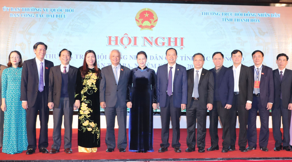 越南国会主席阮氏金银与北中部地区各省市国会代表合影。（图片来源：越通社）