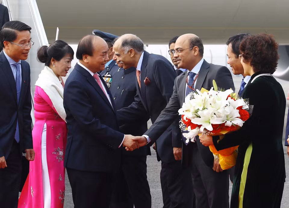 春福偕夫人和越南高级代表团已抵达印度新德里巴勒姆机场。（图片来源：越通社）