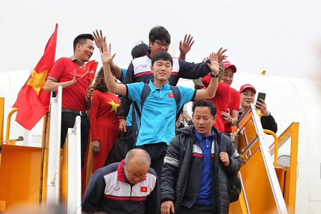 越南足球队球员们抵达内排国际机场。（图片来源：越通社）