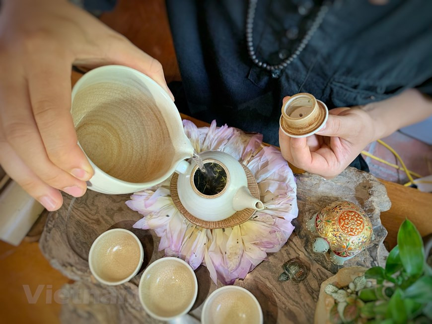 莲花茶迎晨光。莲花茶冲泡法：使用温度已降至85度的开水，茶85gr，冲泡时间30秒至1分钟（若喝浓茶冲泡时间更长一些），把茶倒入大茶杯，然后从大茶杯倒入小茶杯并品茶。在行禅过程中喝一杯清晨莲花茶将帮助清心、静智、除烦，心安乐。图：Vietnam+