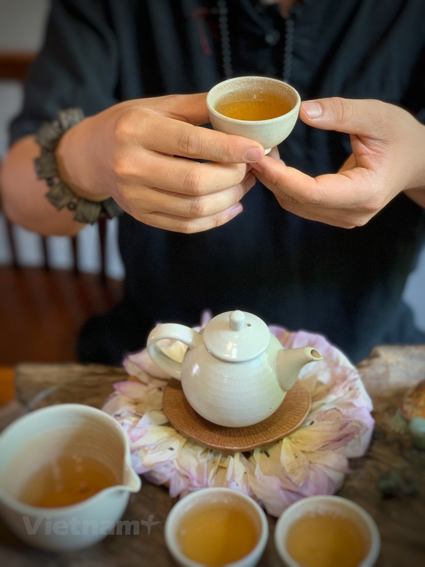 越南茶文化近年来已走向世界并深受国际友人的喜爱。在被推介的茶叶中，莲花茶居第一位，无论是复杂的窨制功夫还是清爽的香味，都是其他地方的茶无法比拟的。河内人将品莲花茶视为纯粹的京都独特文化艺术。品莲花茶越是繁复精致越能从中感受茶的清心与静心。莲花茶也因窨制工序的复杂细致、窨茶人的精巧用心而更显珍贵。图：Vietnam+