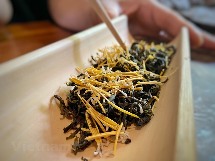 每年5月，莲花绽放之时，河内西湖郡的莲花茶窨茶人就开始忙活起来。没有人知道河内西湖的重台莲出现于何时，但很久以前，当地人就靠采莲花和窨制莲花茶谋生。以前，人们窨茶只是为了饮用或做赠礼。随着市场经济的发展，对莲花茶的需求急剧增加，所以就出现了窨制莲花茶行业。图：Vietnam+