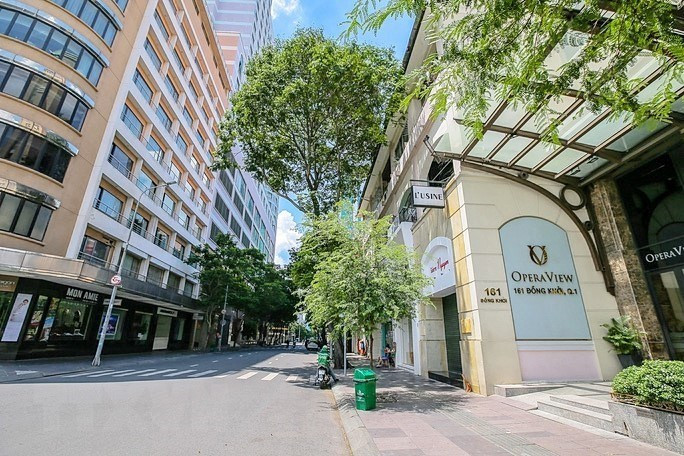 虽然是星期一但胡志明市中心的道路上几乎很少人。图自越通社