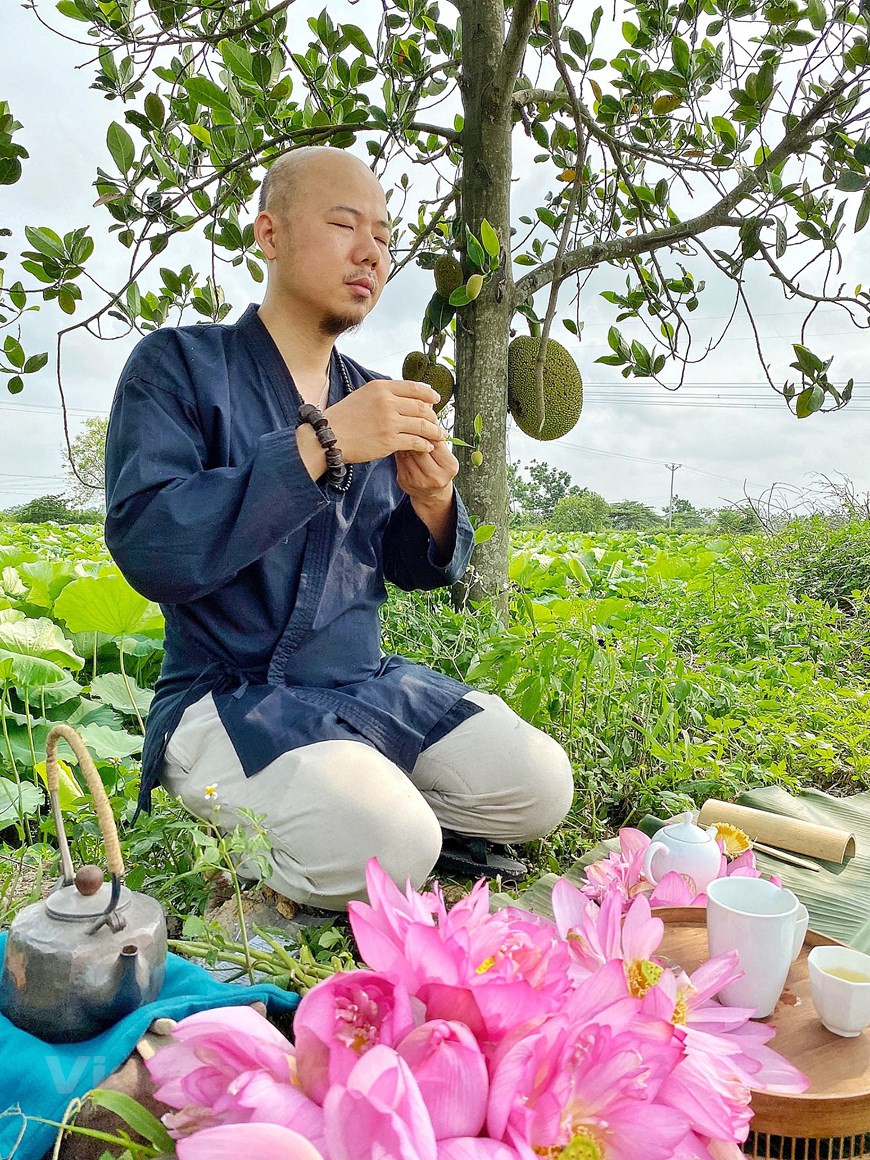 越南茶文化近年来已走向世界并深受国际友人的喜爱。在被推介的茶叶中，莲花茶居第一位，无论是复杂的窨制功夫还是清爽的香味，都是其他地方的茶无法比拟的。河内人将品莲花茶视为纯粹的京都独特文化艺术。品莲花茶越是繁复精致越能从中感受茶的清心与静心。莲花茶也因窨制工序的复杂细致、窨茶人的精巧用心而更显珍贵。图：Vietnam+