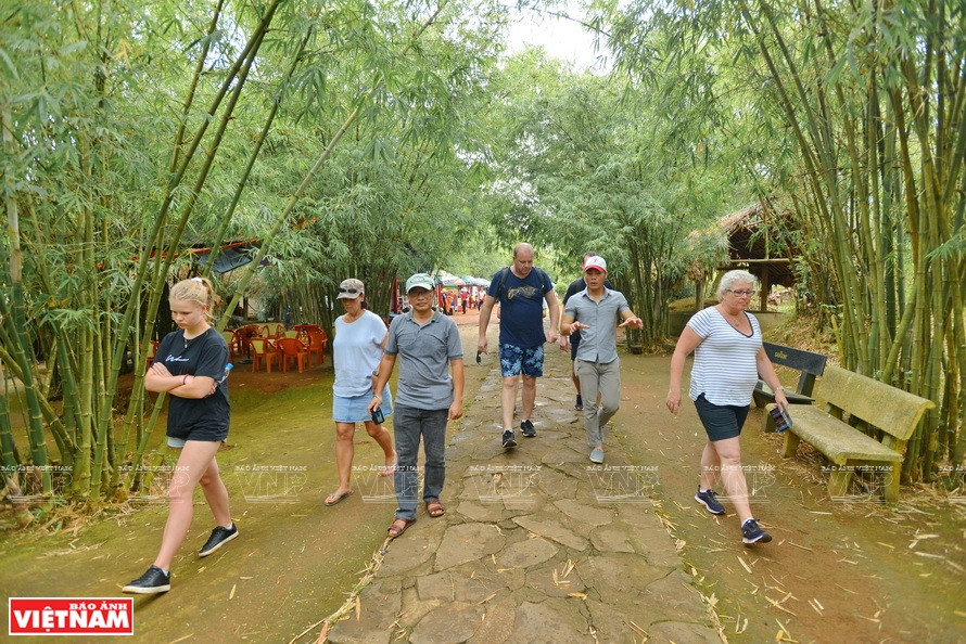 外国游客参观永木地道国家级特别遗迹。图自越通社/越南画报