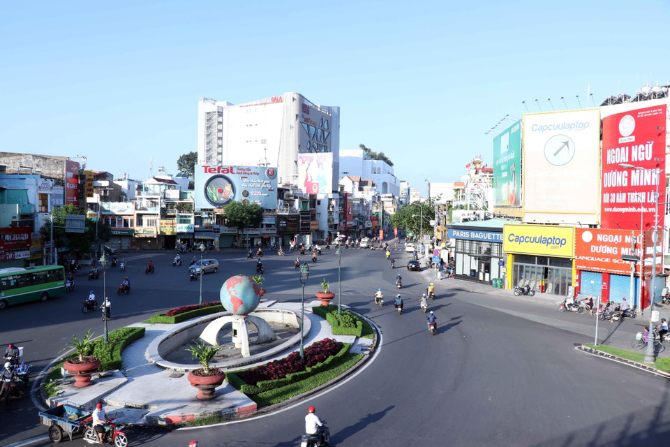 实施第15号指示的第一天，胡志明市新平区 Lang Cha Ca 路口车辆稀少。图自越通社