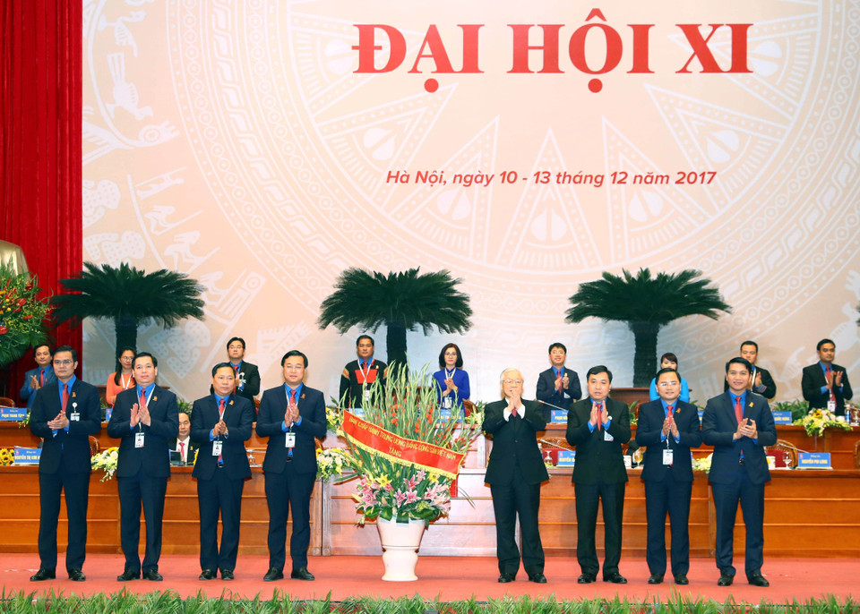 越共中央总书记阮富仲向大会赠送鲜花。（图片来源：越通社）