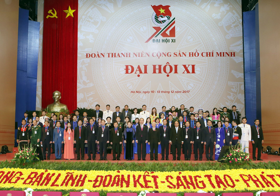 越共中央总书记阮富仲、国家主席陈大光、政府总理阮春福、国会主席阮氏金银同代表合影。（图片来源：越通社）