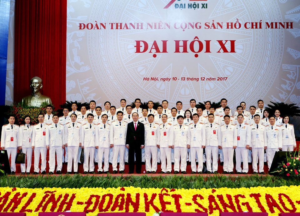 国家主席陈大光与与会代表合影。（图片来源：越通社）