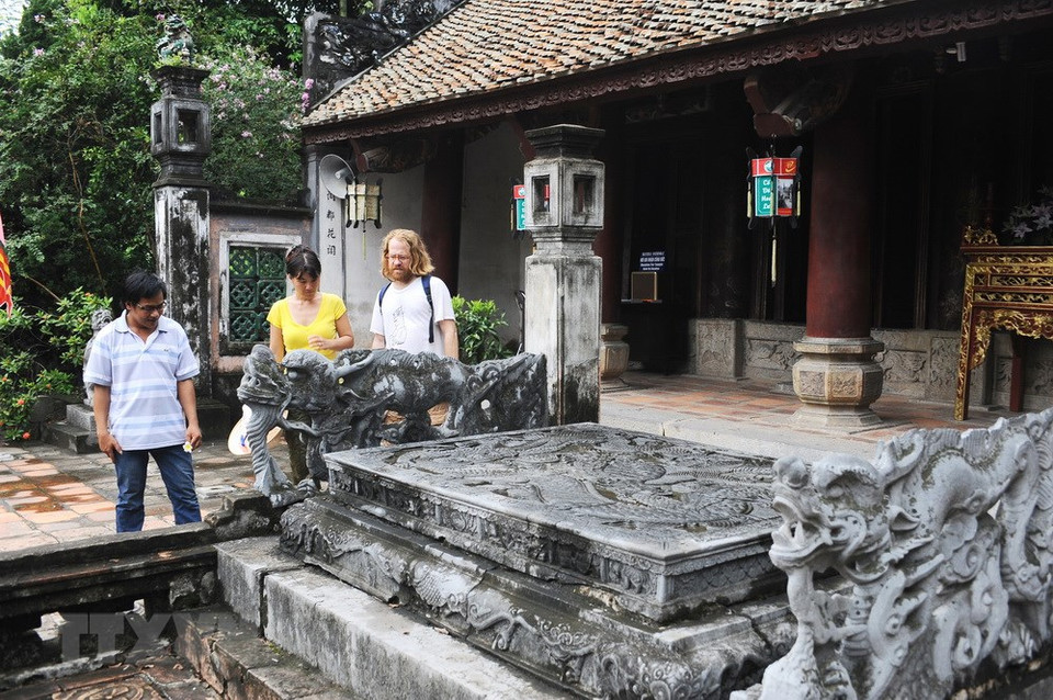 国际游客参观丁先皇庙。（图片来源：越通社记者明德 摄）