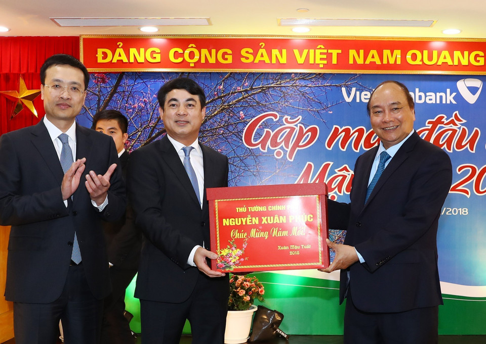 越南政府总理阮春福到越南外贸股份商业银行百年，向银行干部人员送上礼品。（图片来源：越通社）