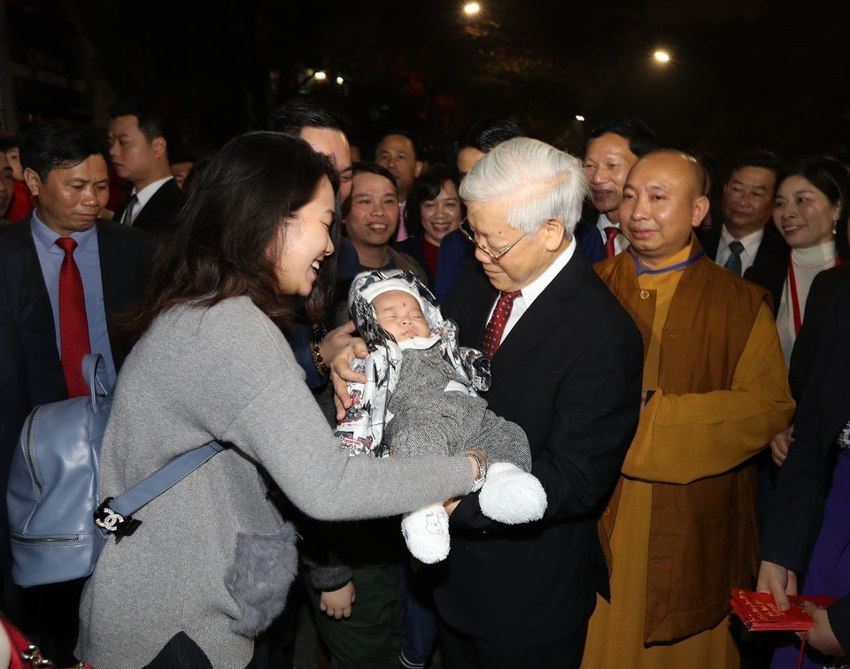 越共中央总书记阮富仲于农历丁酉年腊月除夕给在河内市还剑湖散布的居民拜年。越通社记者 志勇 摄