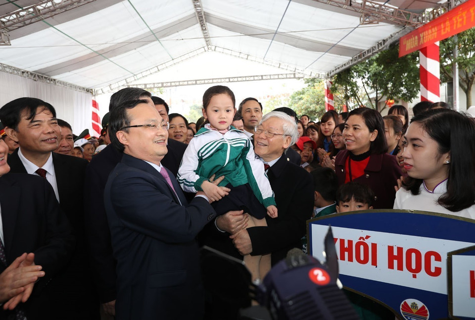 阮富仲与兴安省兴安市献南坊居民零距离接触。越通社记者 志勇 摄