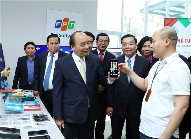 阮春福率团赴河内市和乐高科技园区调研，向全体干部人员拜年。（图片来源：越通社）