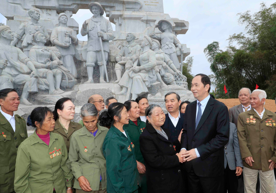 陈大光在北件省娜修青年先锋队遗迹敬香，同该省老先锋青年亲切交谈。（图片来源：越通社）