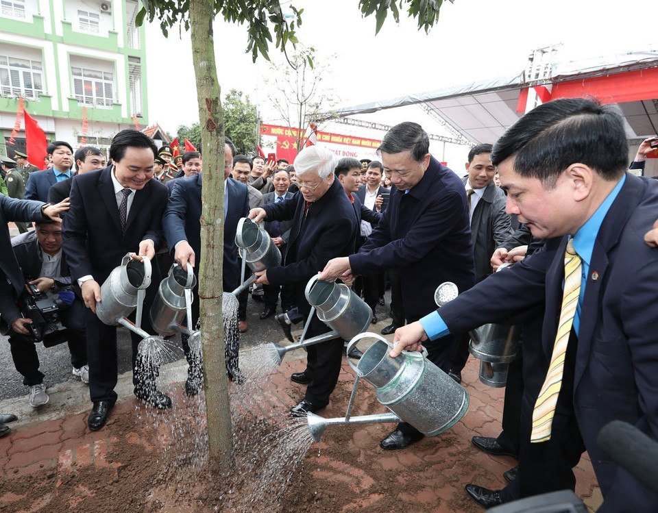 阮富仲在兴安省兴安市献南坊参加植树活动。越通社记者 志勇 摄