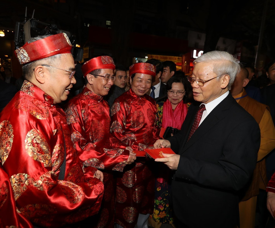 阮富仲于农历丁酉年腊月除夕给在河内市还剑湖散布的市民拜年。（越通社记者 志勇 摄）