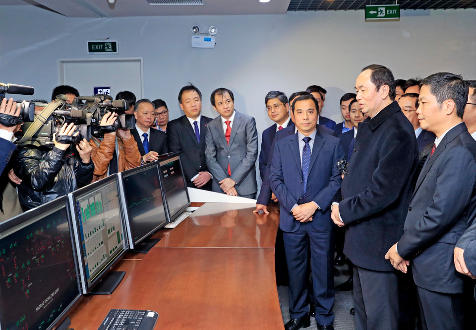 陈大光莅临越南国家电力集团国家电力调度中心，向春节值班人员拜年。（图片来源：越通社）