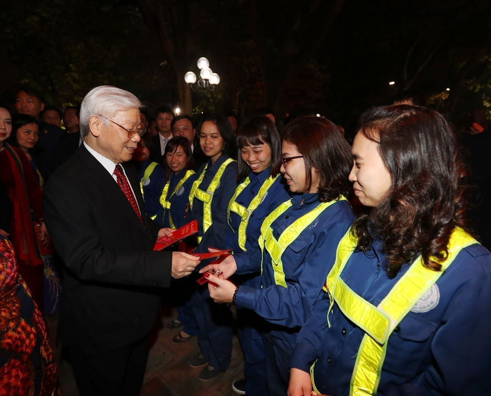 阮富仲于农历丁酉年腊月除夕向河内城市环保公司人员拜年。越通社记者 志勇 摄