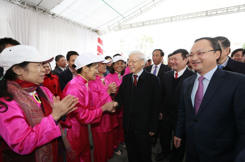 阮富仲于农历腊月除夕向河内城市环保公司人员拜年。越通社记者 志勇 摄