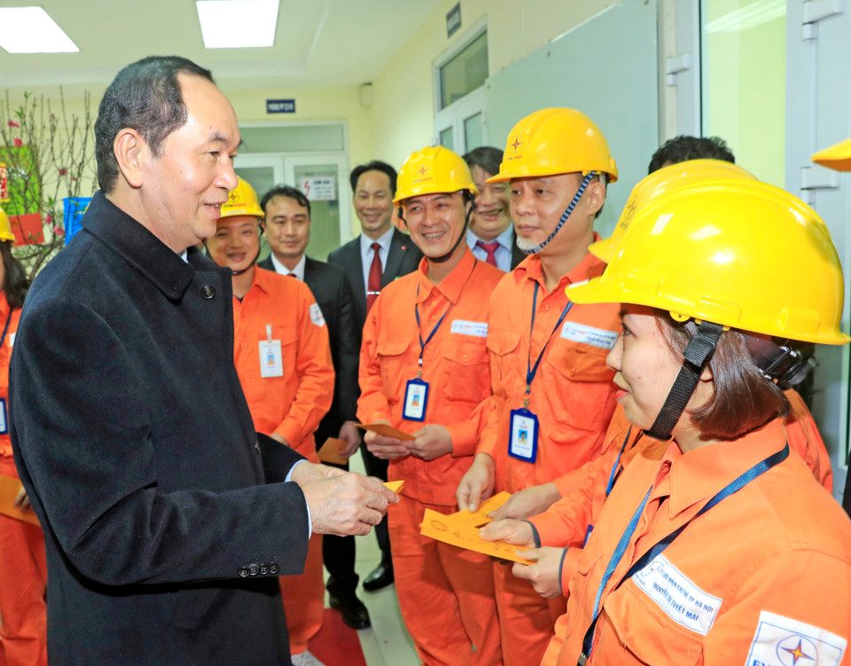 国家主席陈大光莅临西湖220KV变压站，向春节值班人员拜年。（图片来源：越通社）