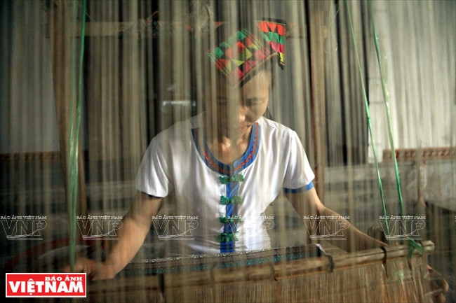 游客参观门山乡香村傣族土锦纺织业。图自越通社