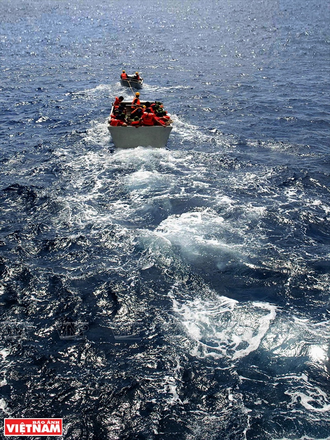 石功盛摄影家的《亲爱海岛》。