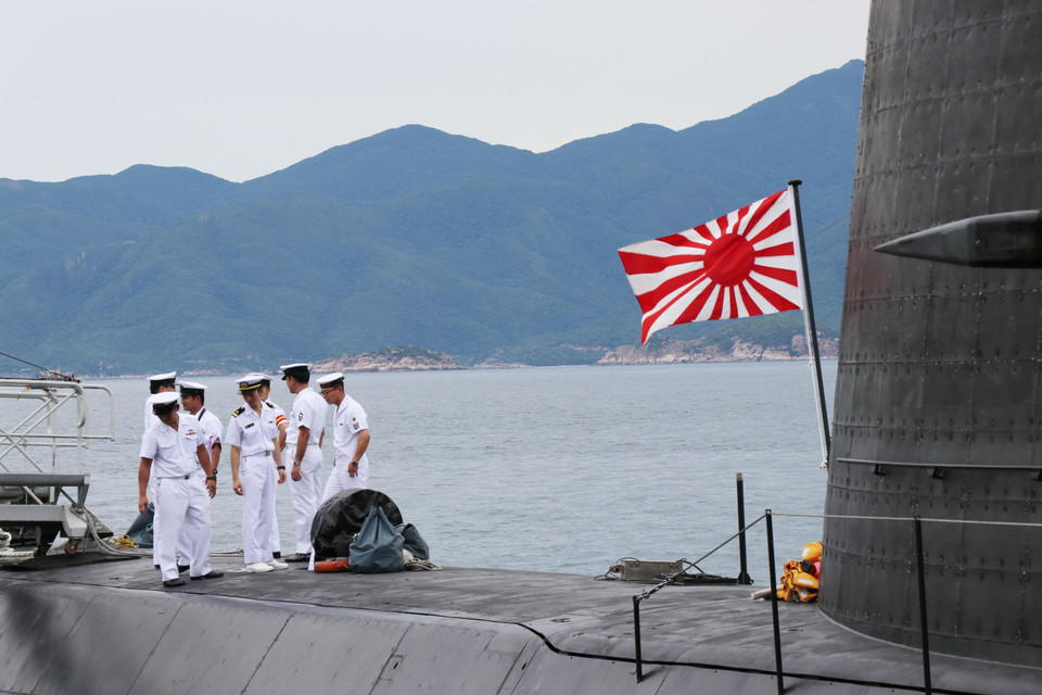日本海上自卫队潜舰指挥小组抵达庆和省金兰湾国际港。越通社记者 先明 摄