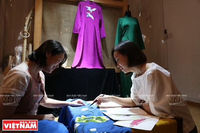 梅兰和何妆女士是绣氏裁缝店的创始者。图自越南画报