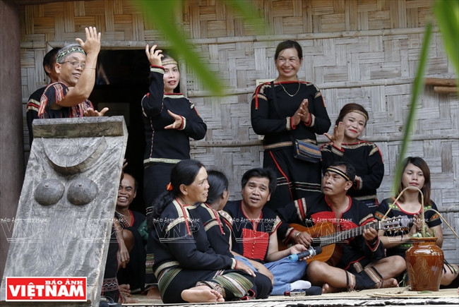 祈求身体健康仪式结束后，村民共同唱起歌来，祝愿受祈求者身体健康，家庭幸福。图自越南画报