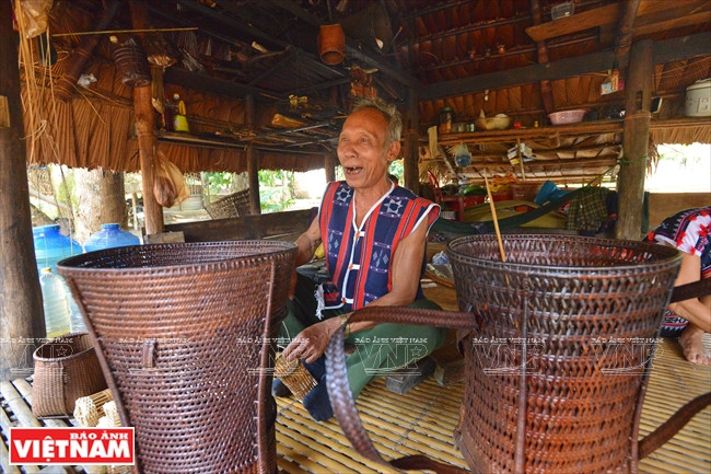 巴荣村蓉浓老人编织背篼。本报记者 清和 摄