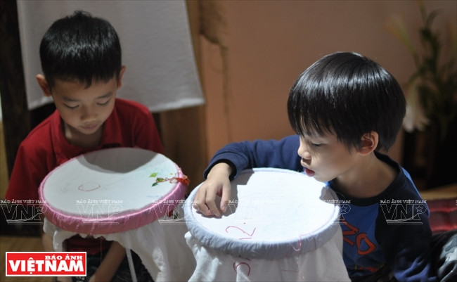 儿童们参加绣氏裁缝店的手工刺绣培训班。图自越南画报