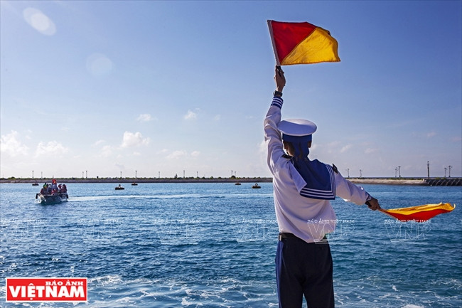 阮毕比摄影家的《抵达生存港》。