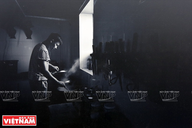 黎黄龙摄影家的《DK1海上高脚屋的义兄》。