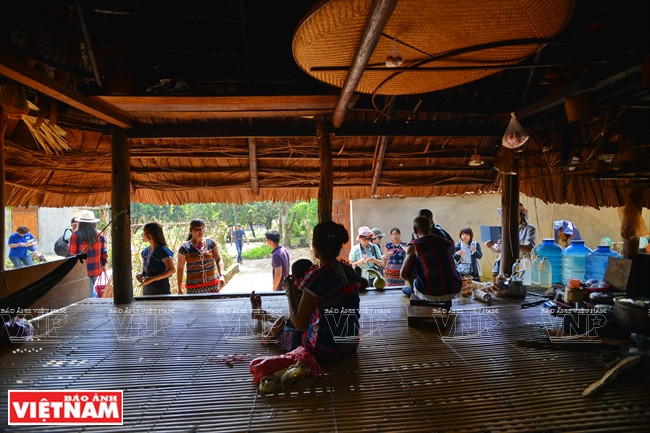 游客参观巴荣村戈都族的传统生活。本报记者 清和 摄