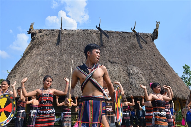 俊男倩女舞姿翩跹。 本报记者 清和 摄