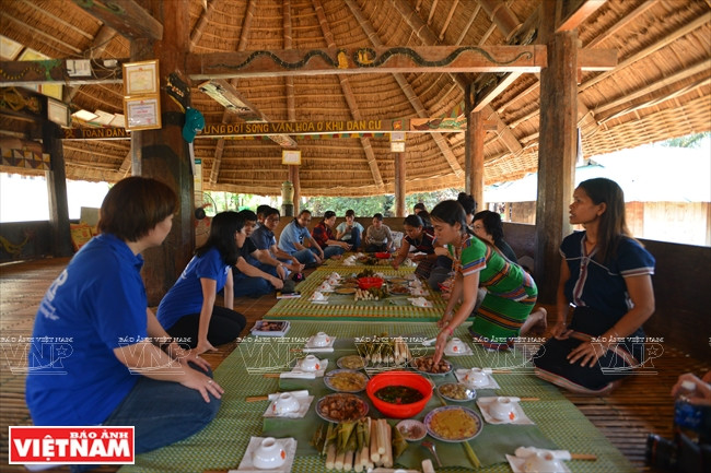 游客在公房品尝戈都族的传统菜肴。本报记者 清和 摄