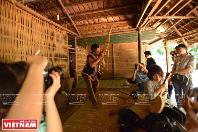 达博兴乡巴味村胡根老人被视为南江戈都族人传统音乐的 “活宝”。本报记者 清和 摄