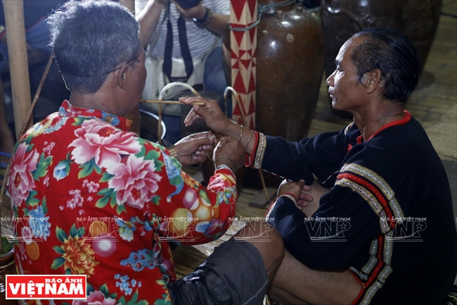 给受祈求者戴手镯是祈求身体健康仪式的重要环节之一。图自越南画报