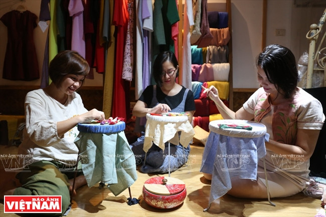 虽然绣氏裁缝店投运才两年，但其已吸引许多学员参加手工刺绣培训班。图自越南画报