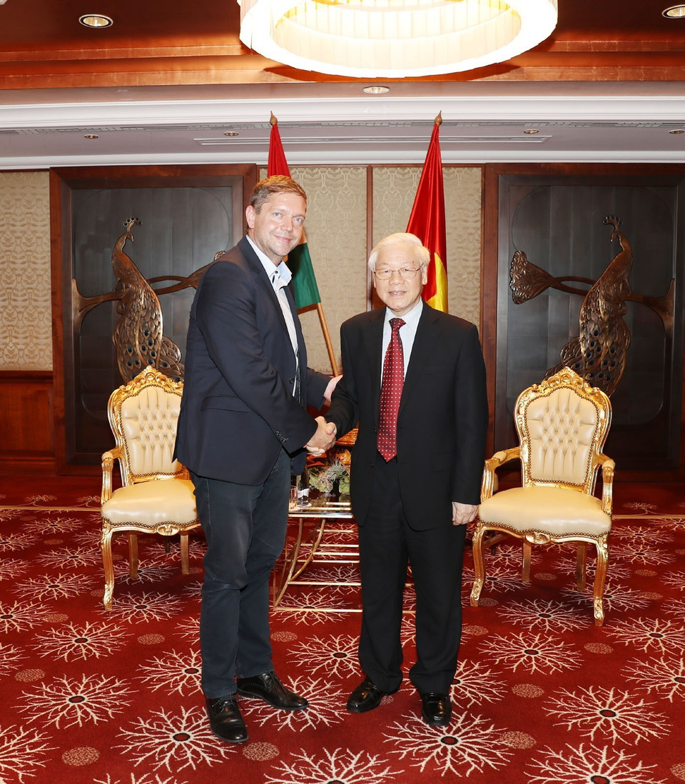 越共中央总书记阮富仲与匈牙利社会党主席多特·贝尔道兰。 越通社记者 智勇 摄