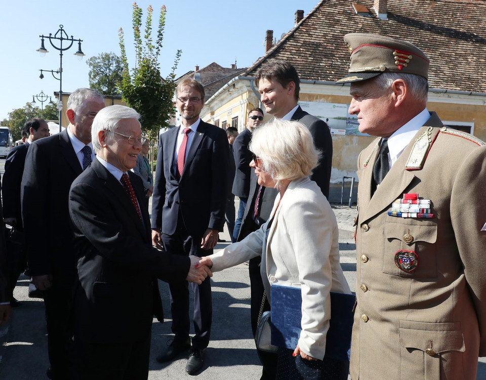 阮富仲与匈方代表握手。 越通社记者 智勇 摄