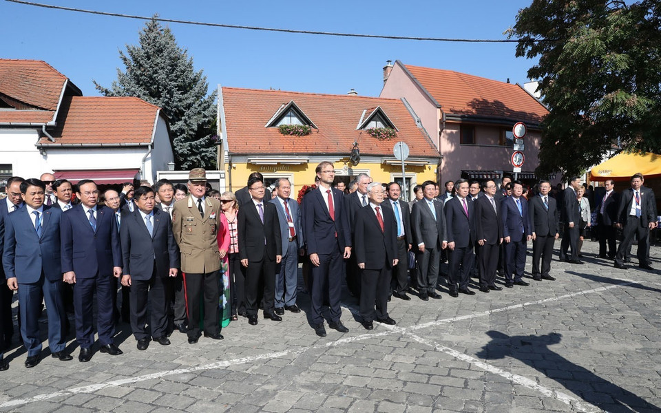 双方代表听取两国国歌演奏。 越通社记者 智勇 摄