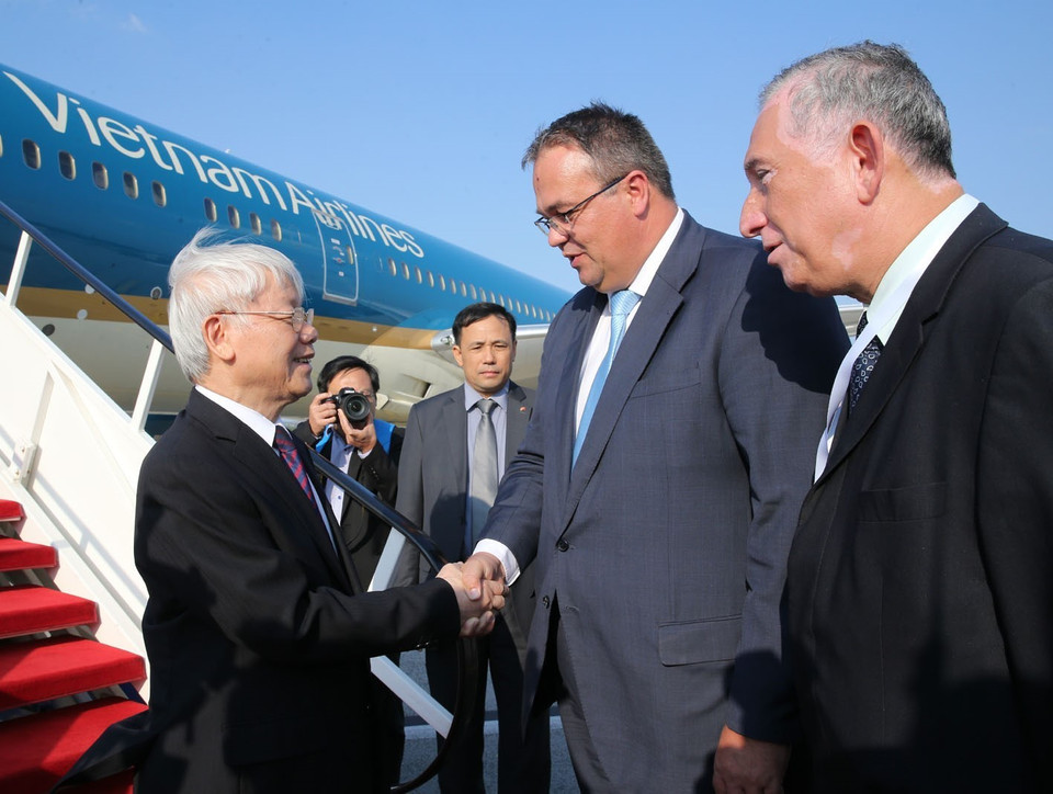 阮富仲抵达布达佩斯李斯特·费伦茨国际机场，匈方领导代表来到机场迎接。越通社记者 智勇 摄