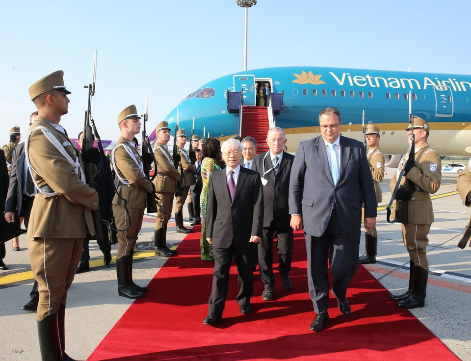 匈方在布达佩斯李斯特·费伦茨国际机场举行仪式，欢迎阮富仲一行访问匈牙利。越通社记者 智勇 摄